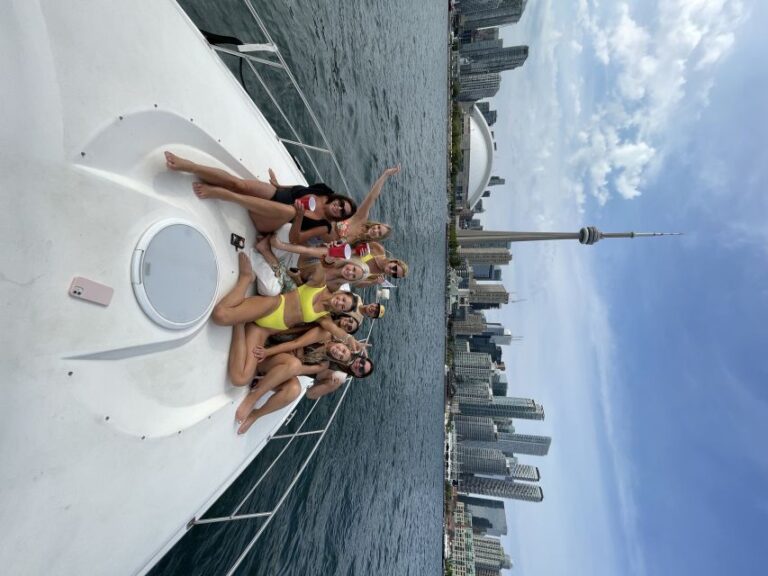Toronto: Private Luxury Yacht Sightseeing Cruise & Prosecco