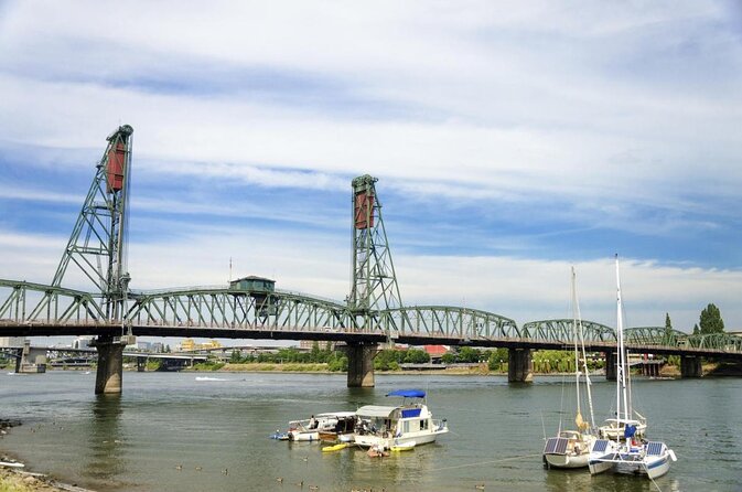 2.5-hour Dinner Cruise on Willamette River - Live Music and Pacific Northwest Meal