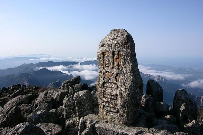 2-Days: Real Hiking to Mt Seorak Summit(1,708m) With Professional Mountaineer - Professional Mountaineer Guide