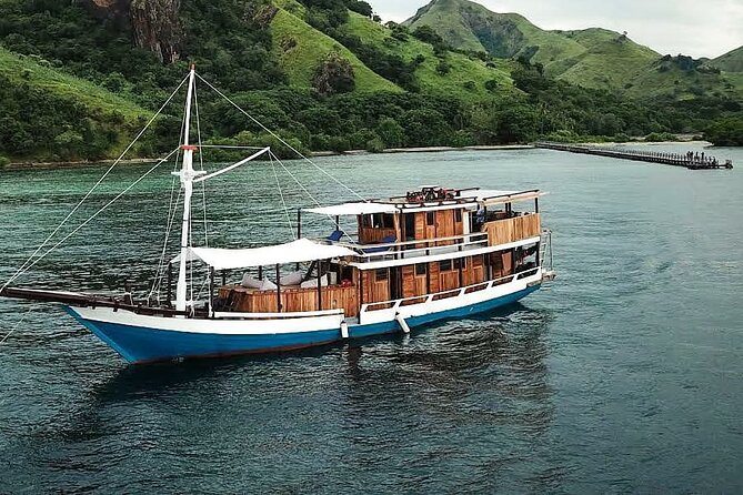 3Days Komodo Tour by Private Boat for 10 Pax - Sunset Watching at Kalong Island