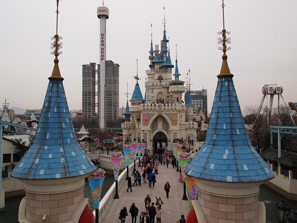 Full-Day Private Lotte Tower, Aquarium and Lotte World Theme Park Tour  - Lotte Aquarium Highlights