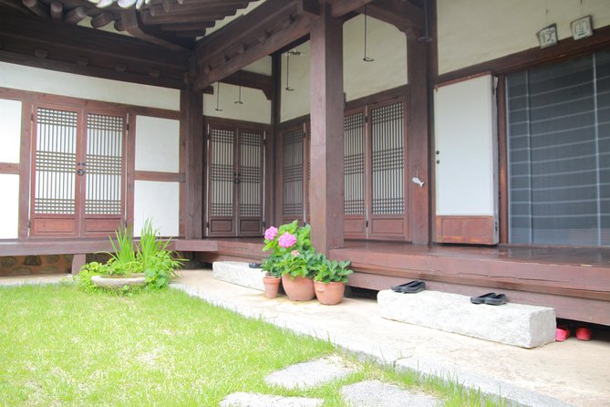 Jeonju Hanok Village Cultural Wonders Day Tour From Seoul - Tea House and Food Stop
