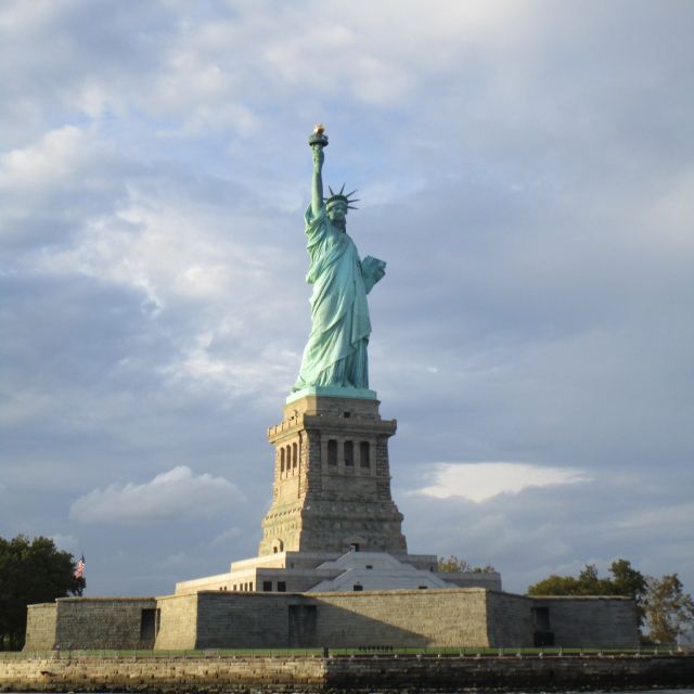 NYC: Brooklyn Sightseeing Sailboat Cruise - Experience Highlights