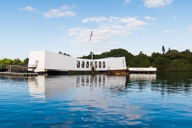 Pearl Harbor, USS Arizona & Hawaiian History Small Group Tour - Guides Expertise and Visitor Experience