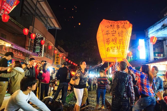 Pingxi Jiufen Day Trip From Taipei With Sky Lantern Experience - Scenic Stops and Sightseeing
