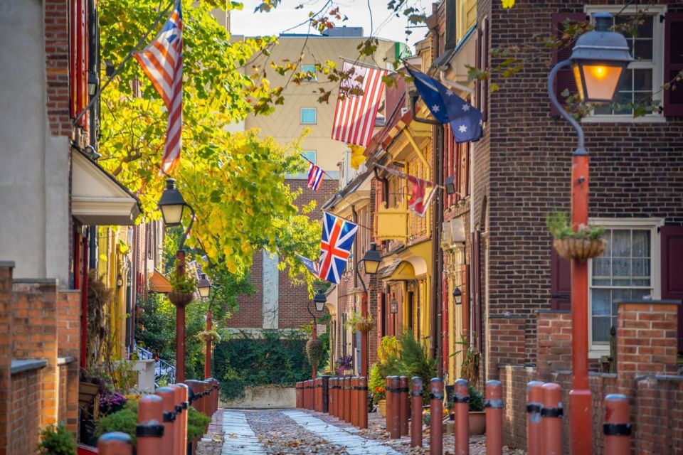 Revolutionary Roots: A Historic Philadelphia Stroll - Colonial Streets and Iconic Symbols