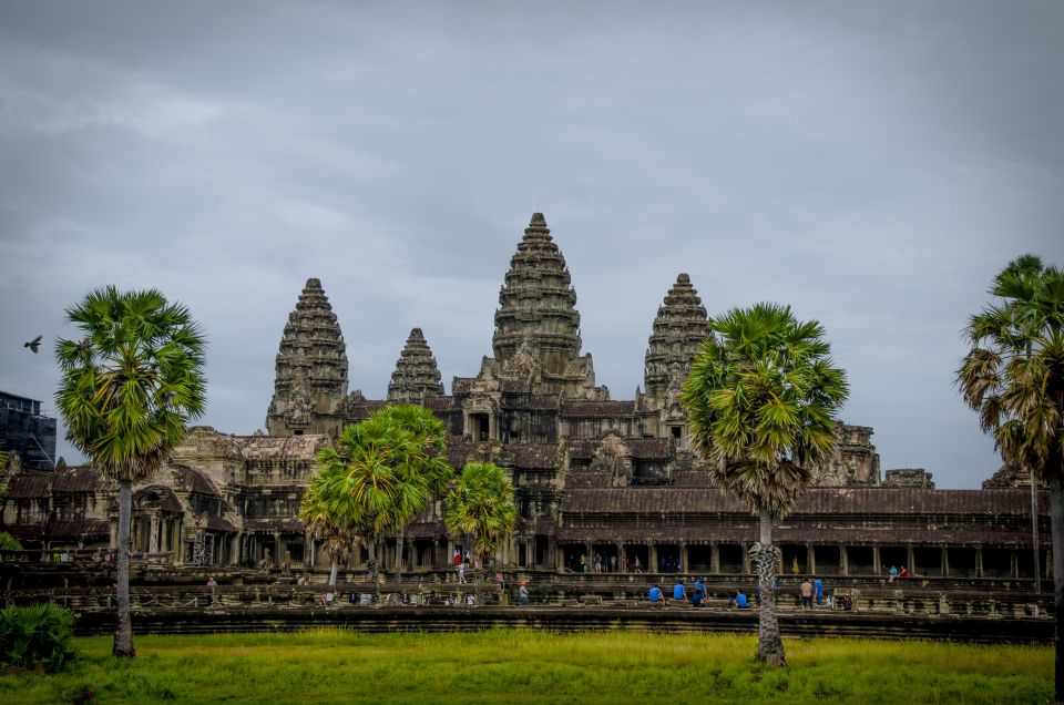 Seat-In-Coach: Small Circuit Tour With Sunrise at Angkor Wat - Tour Experience