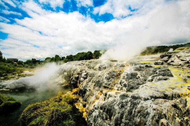 3-Day Hobbiton, Rotorua, Te Puia and Waitomo Tour From Auckland - Key Points