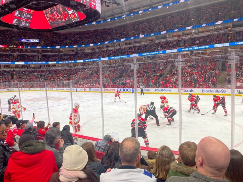 Chicago: Chicago Blackhawks NHL Game Ticket at United Center - Game Day Experience