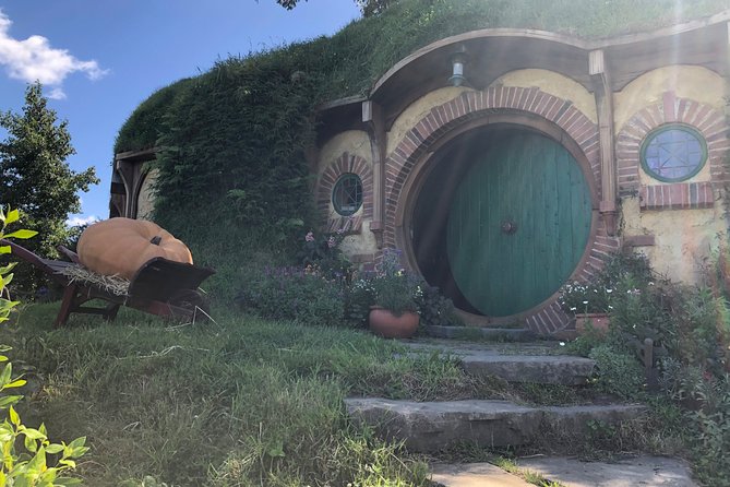 Day Trip to Hobbiton Movie Set From Auckland - Baggage Allowance