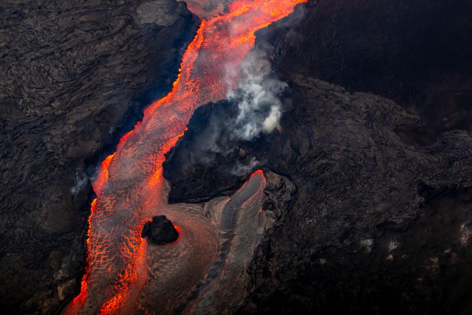 Hilo: Hawaii Volcanoes National Park and Waterfalls Flight - Flight Description