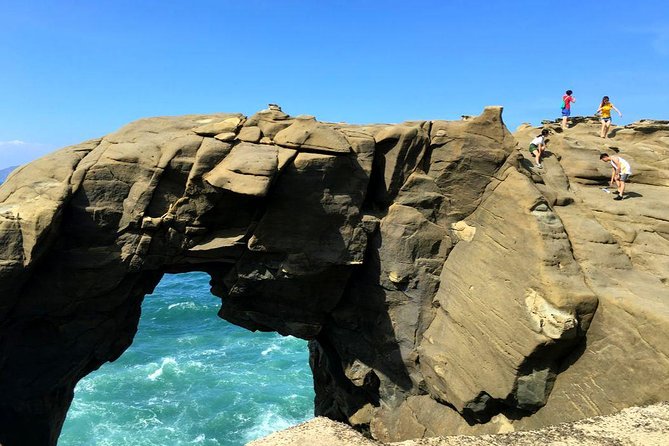 N115 Taipei Keelung Day Tour Elephant Trunk Rock Forget Worry Valley Buddha Hand Cave Miaokou Night - Exploring Buddha Hand Cave