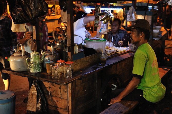 Night Walking Tour-Malioboro Street Food With Guide at Yogyakarta - Guided Night Tour Experience