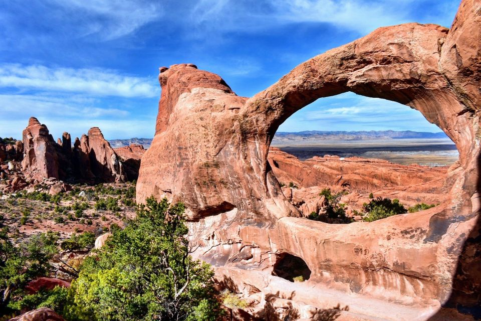 From Moab: Arches National Park 4x4 Drive and Hiking Tour - Experience Highlights in Arches NP