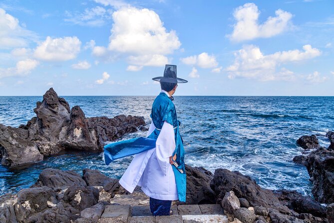 [Jeju] Hanbok Private Guide Tour & Photo Session in Beautiful Yongduam Rock, - Booking and Experience Expectations