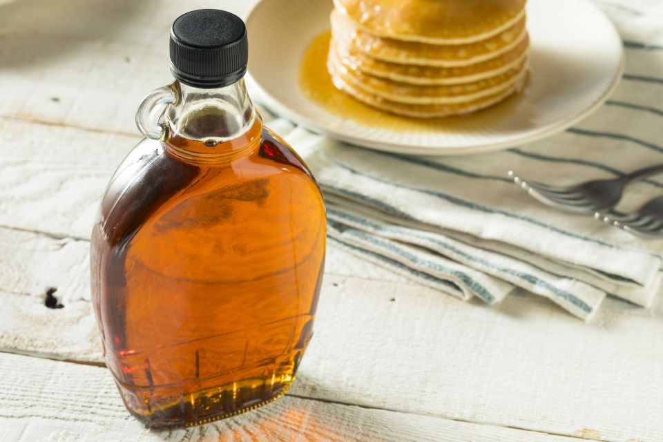 Montreal: Sugar Shack Maple Syrup Day Trip With Lunch - Experience