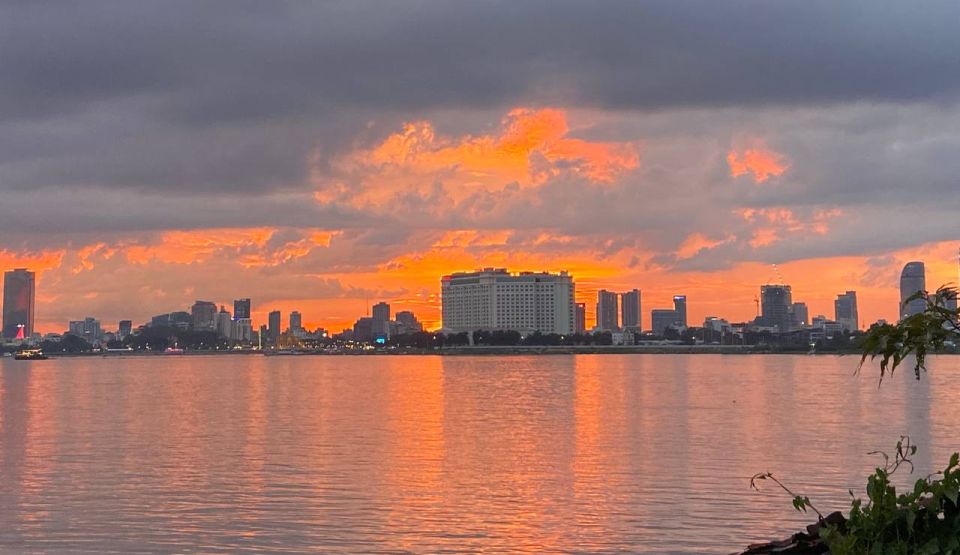 Phnom Penh City Tour & Sunset Boat by Tuk- Tuk With Drinks - Tour Logistics