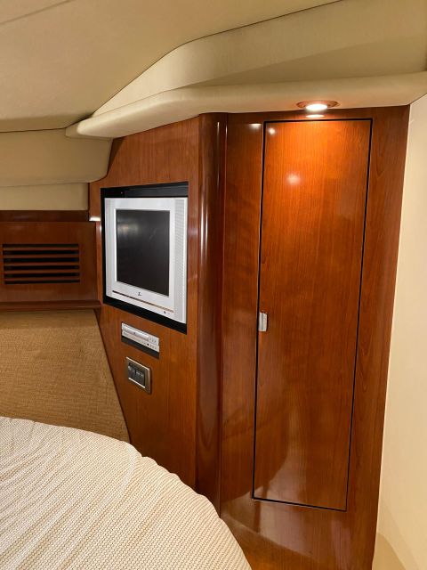 Private Yacht Rentals 2h Champagne Gift - Luxurious Yacht Amenities and Inclusions