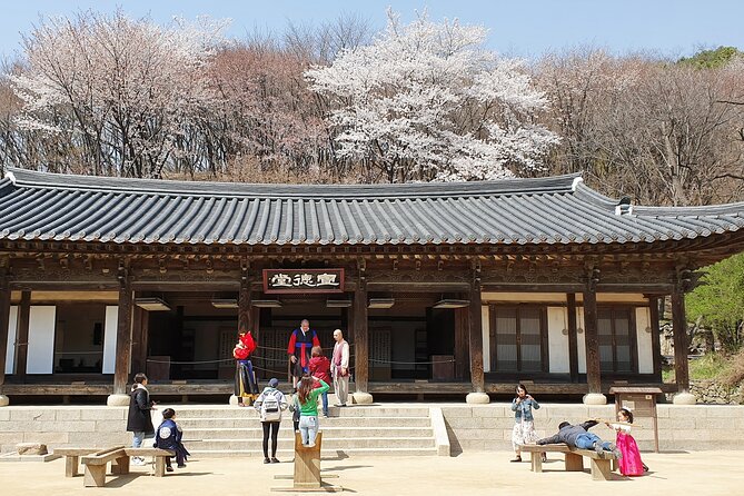 Royal Palace and Traditional Villages Wearing Hanbok Tour - Palace Visit Details