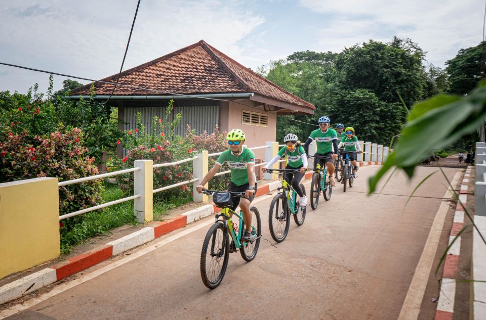 Siem Reap: Morning City Bike Tour With Local Expert - Tour Description