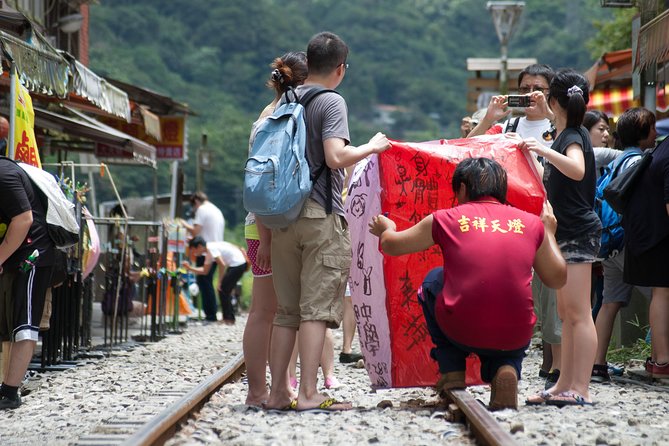 Small-Group Tour: Jiufen, Yehliu Geopark, and Shifen From Taipei - Common questions