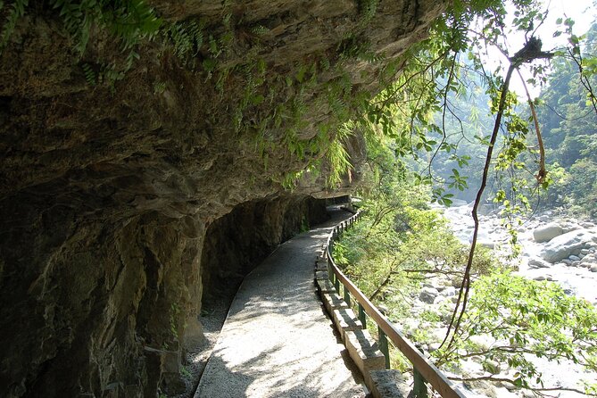 Taroko Gorge Day Tour From Taipei by Car - Local Cuisine Sampling