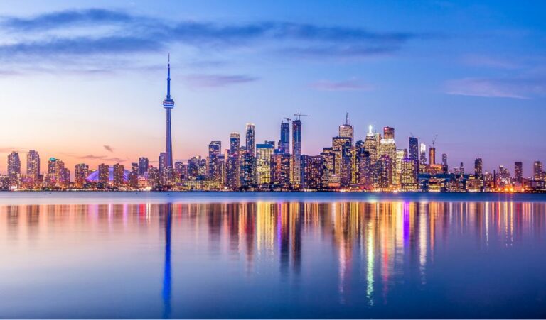 Toronto: Guided Night Tour With CN Tower Entry