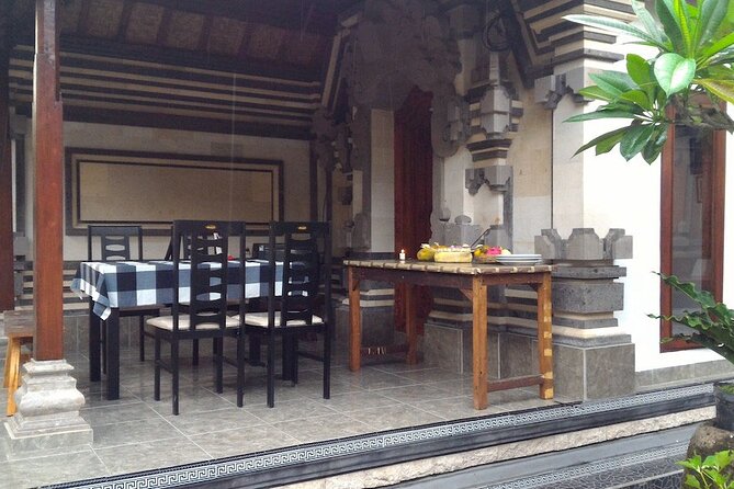 Traditional Balinese Meal in a Multi-Generational Family Compound - Cultural Insights and Dining Etiquette