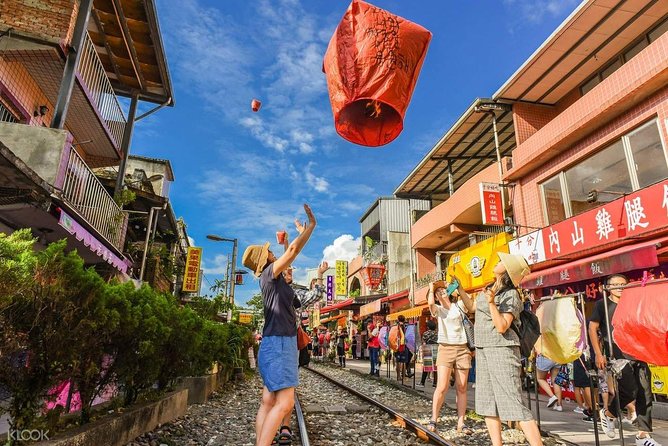 2 Days Yeliou (Or Pingxi Sky Lantern) & Sun Moon Lake Tour (Taichung City End) - Pingxi Sky Lantern Experience