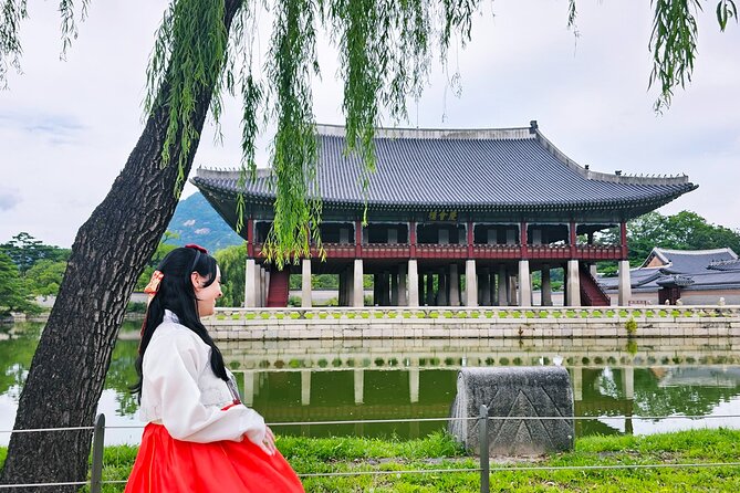 Essential Seoul Tour in the Magnificent Palace With a Hanbok - Hanbok Rental Experience
