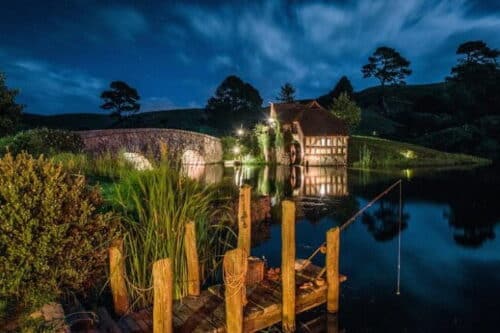 Hobbiton Movie Set and Waitomo Glowworm Caves Guided Day Trip From Auckland - Tour Guides Appreciation and Experiences