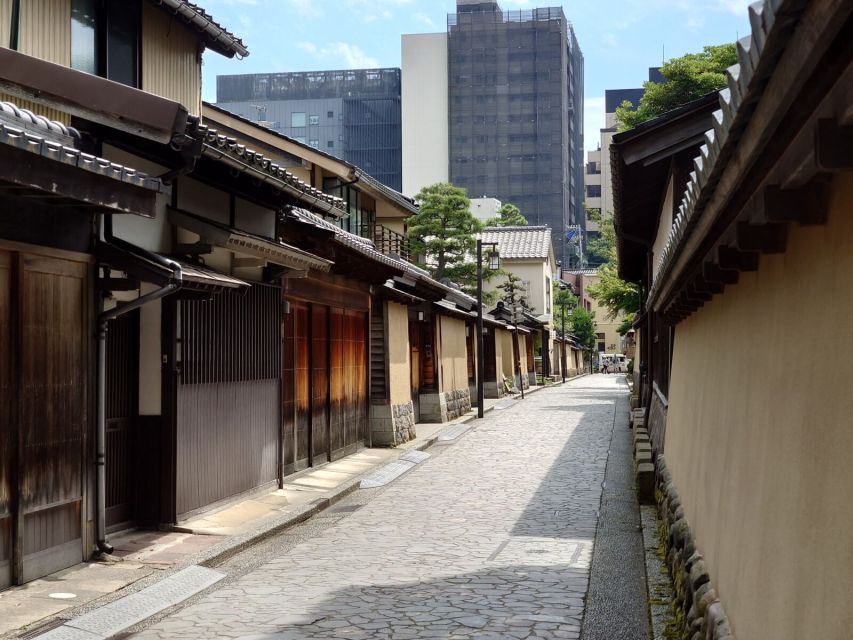 Kanazawa: Samurai, Matcha, Gardens and Geisha Full-Day Tour - Common questions