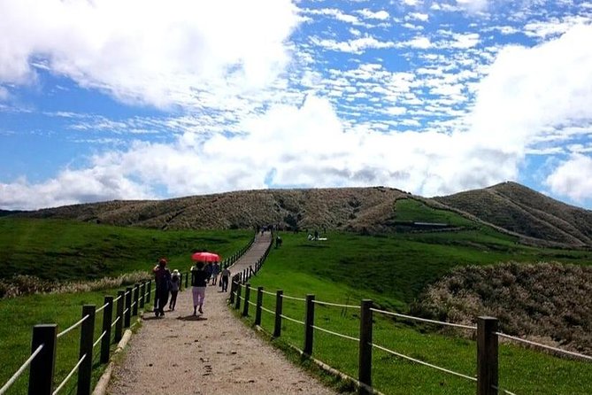 N105 Yangmingshan National Park Jinshan Old Street Yeliu Day Tour (10h) - Common questions