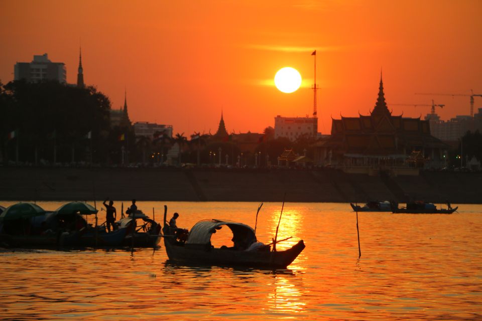 Phnom Penh: Sunset Cruise With Unlimited Beer and Drinks - Sunset Cruise Experience