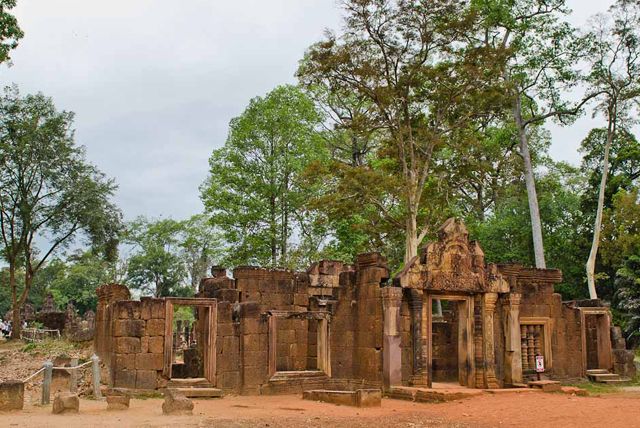 Siem Reap: Banteay Srey and Roluos Temples Day Tour - Insights Into Khmer Kingdom