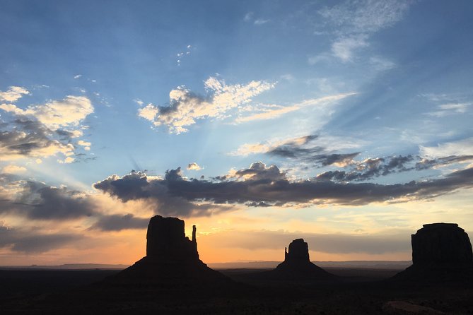 Sunrise Tour of Monument Valley - Timing and Tips
