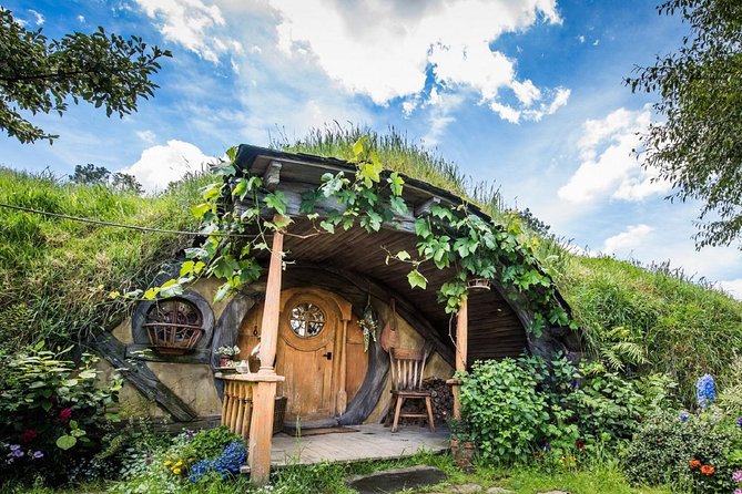 Hobbiton Movie Set and Waitomo Glowworm Caves Guided Day Trip From Auckland - Transportation and Logistics Information