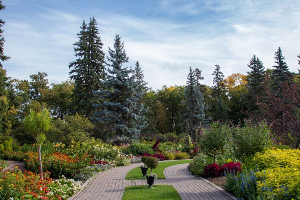 Winnipeg: Assiniboine Park Self-Guided Smartphone Audio Tour - Attractions and Features
