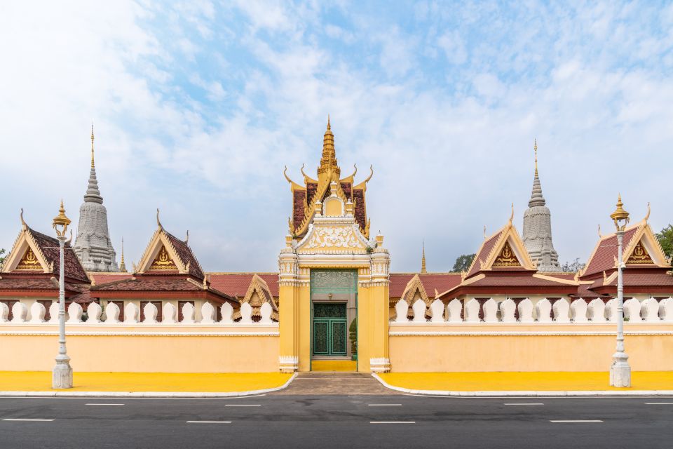 Hidden Phnom Penh City Guided Tour, Royal Palace, Wat Phnom - Culmination at Botumvatey Pagoda