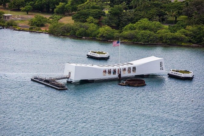 Pearl Harbor Deluxe Uncovered Tour With Lunch - Gift Shops and Souvenirs