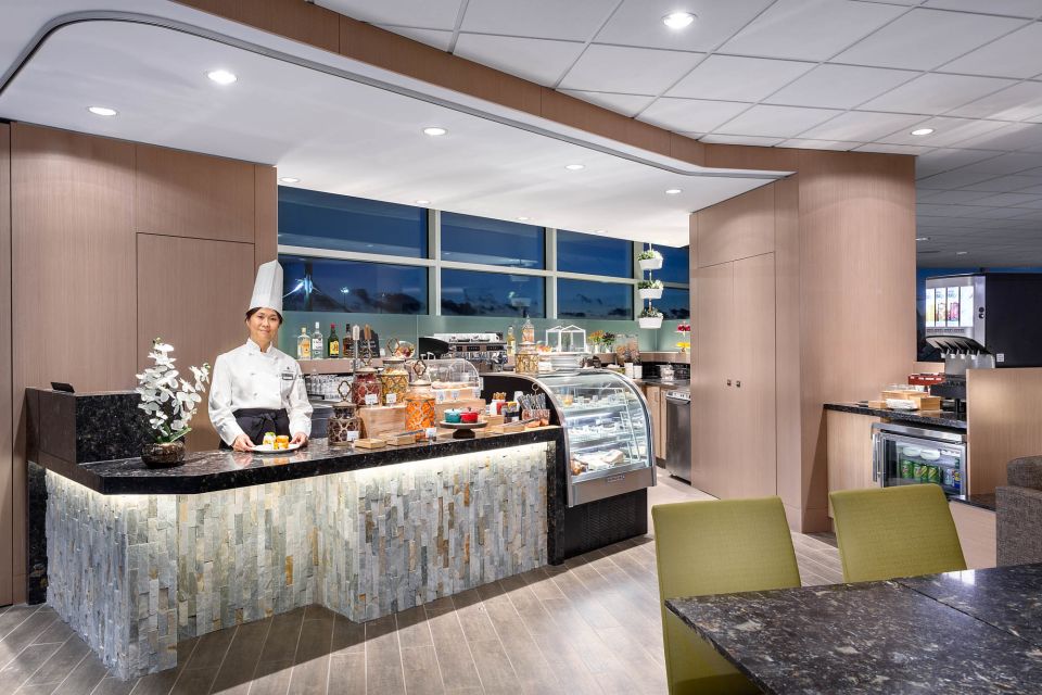 Vancouver International Airport (YVR): Premium Lounge Entry - Sum Up