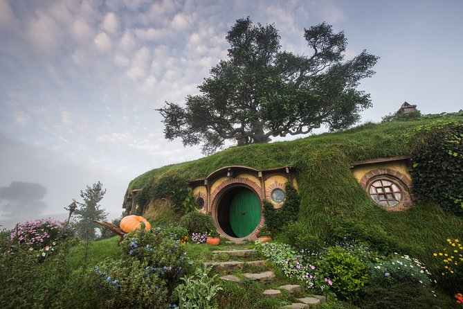 Hobbiton Movie Set Small Group Tour & Lunch Combo From Auckland - Key Points
