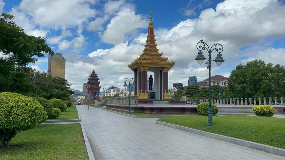 Phnom Penh City Tour by Tuk Tuk With English Speaking Guide - Key Points