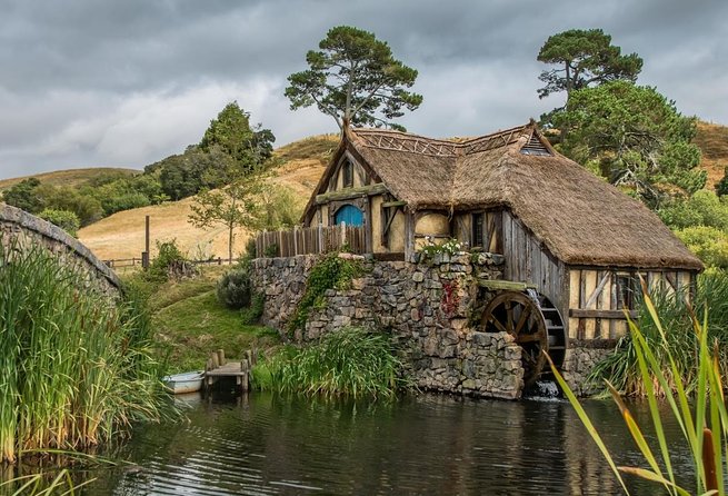 Rotorua to Auckland via Hobbiton Movie Set and Waitomo Caves OneWay Private Tour - Key Points