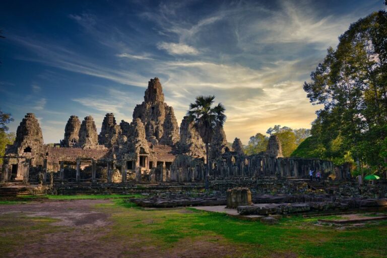 Siem Reap: Small Circuit Tour by Mini Van With English Guide