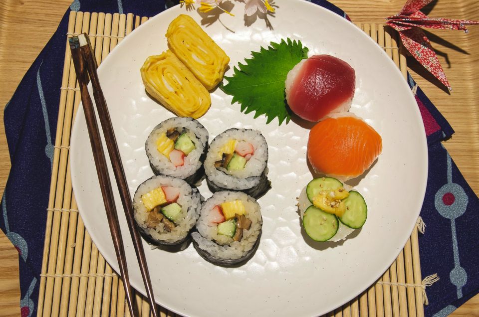 Tokyo: Tsukiji Market Walking Tour & Rolled Sushi Class - Key Points