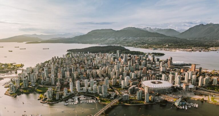 Vancouver: City & Mountains 30-Min Helicopter Tour