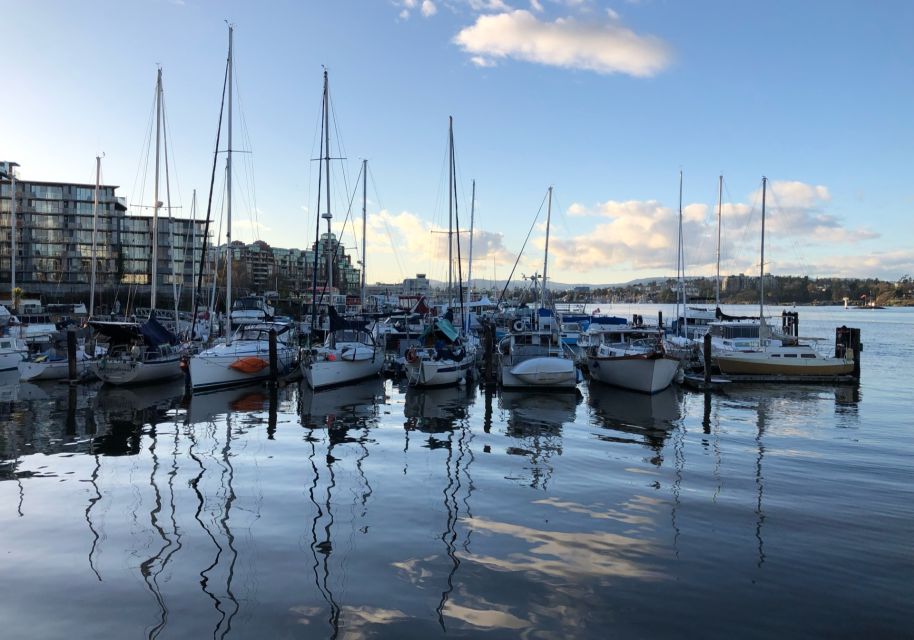 Victoria: Scavenger Hunt and City Highlights Walking Tour - Key Points