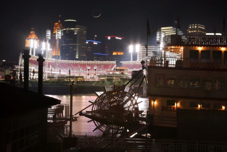 Cincinnati: Night Tour With Music and Sunset Boat Cruise