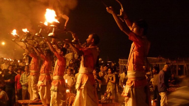 India: Evening Ganga Aarti With Dinner and Private Transfer